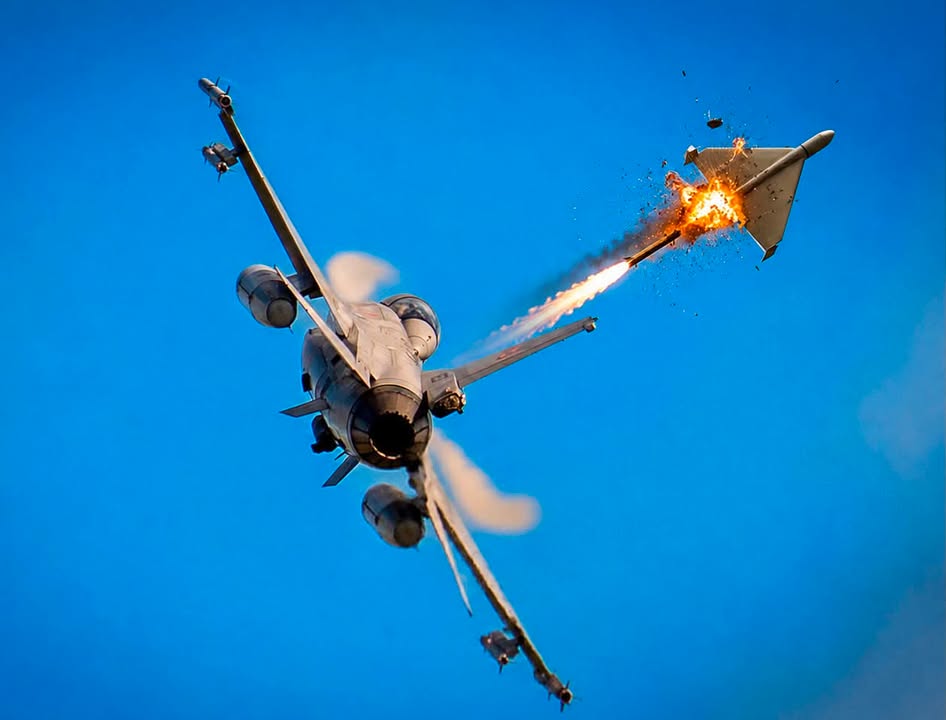 Grafica postării USR Central: un avion F-16 lovește în zbor o dronă, pe fundalul cerului senin
