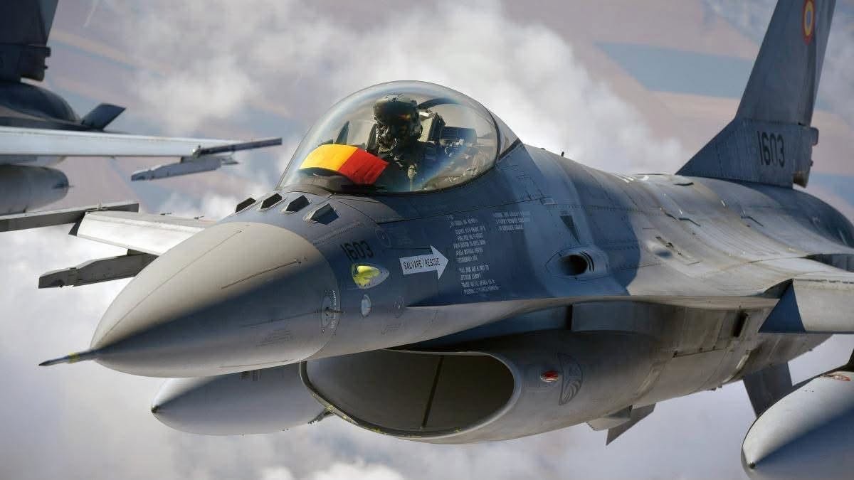 Fotografia postării USR Central: pilot român în carlinga unui F-16, cu tricolorul pe cască, în zbor deasupra norilor
