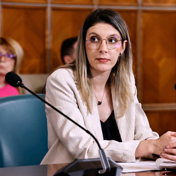 Diana Buzoianu, Ministerin für Umwelt, Gewässer und Wälder, während einer parlamentarischen Debatte