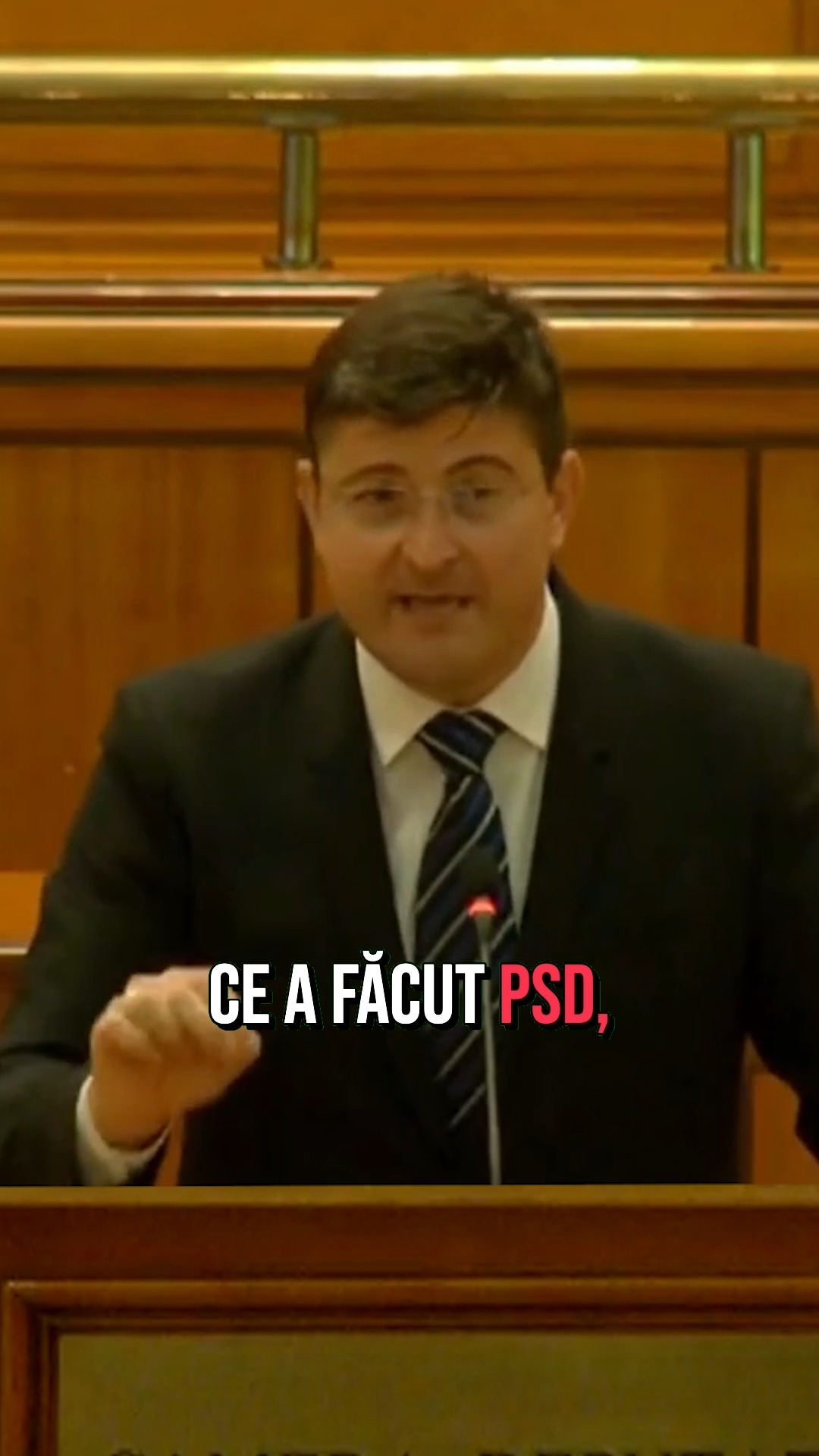 Cadru din reelul USR Central despre legea integrității: un parlamentar vorbește la tribuna Camerei Deputaților în timpul dezbaterii.